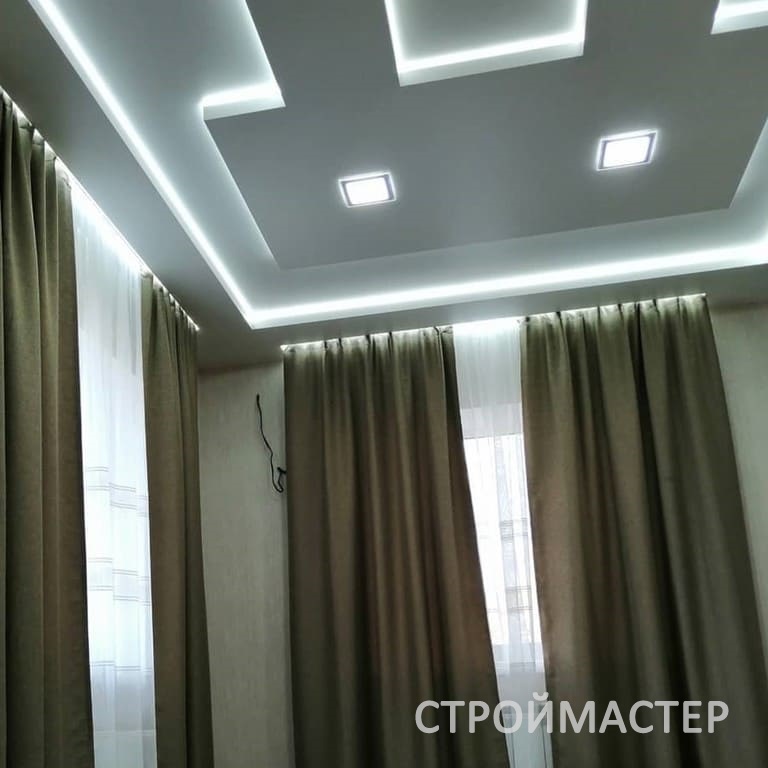 Натяжной потолок в зале Новокузнецк