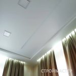 Натяжной потолок в зале с подсветкой Новокузнецк
